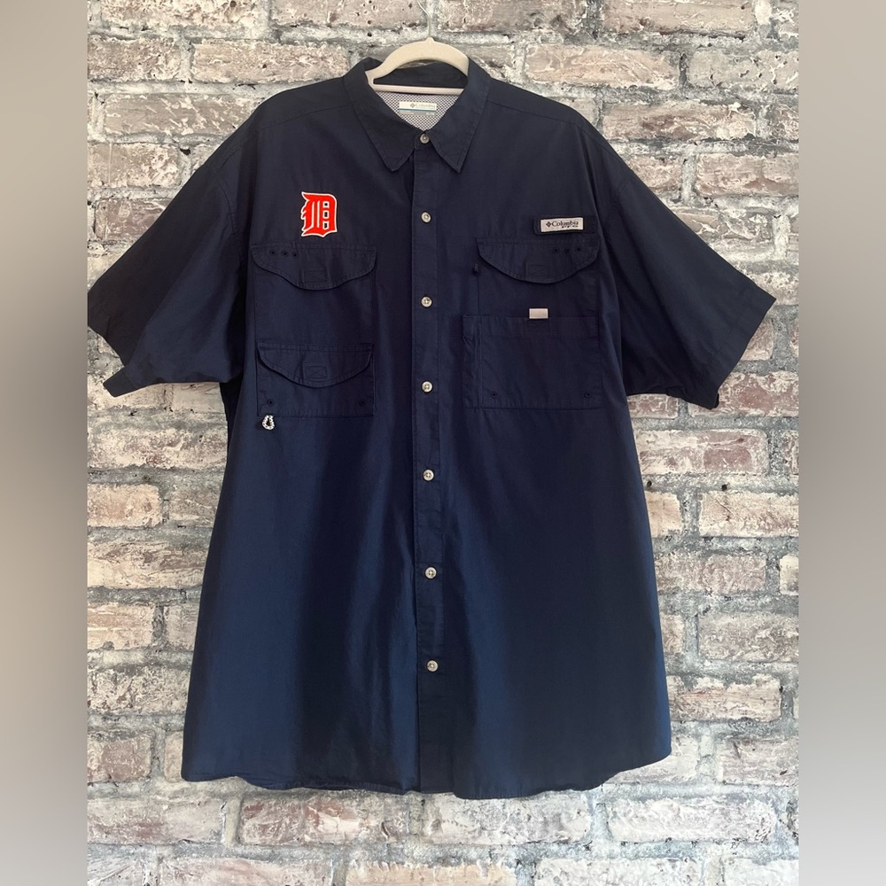 MLB Columbia PFG Detroit Tigers Men's Dark Blue Cotton/Poly Button Down meshvent